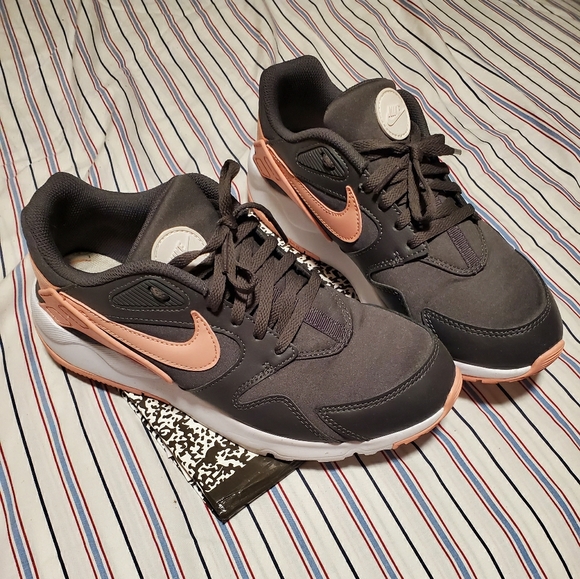 Nike Shoes - Nike women's LD victory sneakers